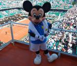 Nelson Monfort et Cyril Hanouna ont reçu Mickey à Roland-Garros