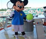 Nelson Monfort et Cyril Hanouna ont reçu Mickey à Roland-Garros