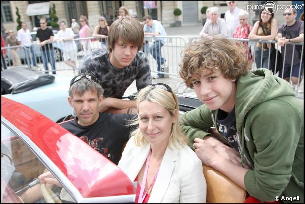 Paul Belmondo est venu avec ses fils Alessandro et Victor encourager sa femme Luana sur le départ du Rallye des Princesses, le 1er juin 2009