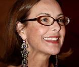 Carole Bouquet à Bordeaux lors d'une vente aux enchères de vin au profit de l'association La Voix de l'enfant le 2 juin 2009