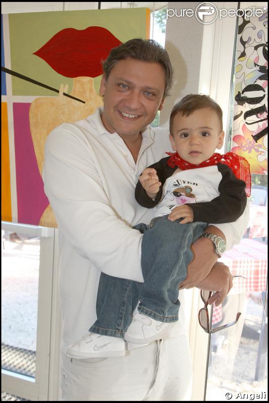 Valéry Zeitoun et son petit Dino lors du défilé pictural Les Droits de l'Âme, à l'espace Cardin, hier