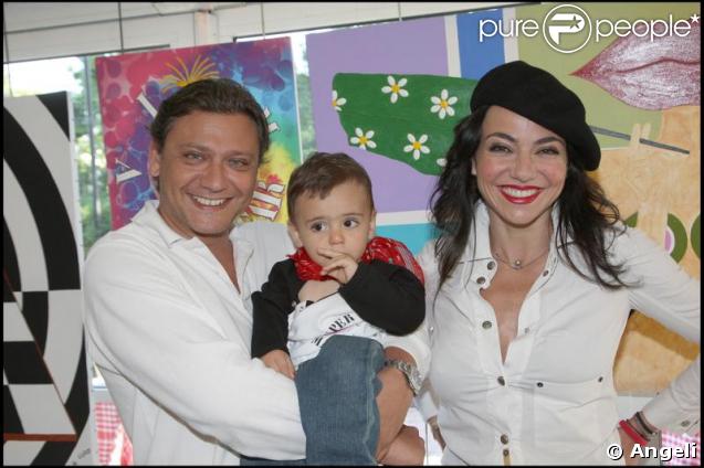 Valéry Zeitoun, sa femme Sandra et leur petit Dino lors du défilé pictural Les Droits de l'Âme, à l'espace Cardin, hier