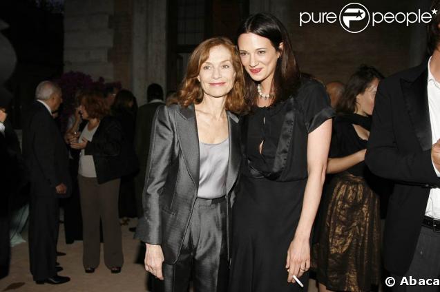 Isabelle Huppert et Asia Argento, lors du dîner de gala en hommahe à Isabelle Huppert, au Palazzo Farnese, à l'ambassade français de Rome, le 3 juin 2009 !