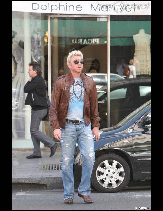 Boris Becker patiente en attendant que sa belle fasse ses achats à Paris  