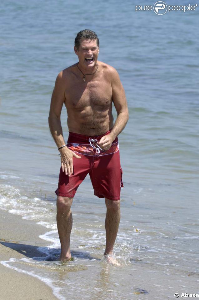 David Hasselhoff en maillot, ça vous choque ? Pour le chef de brigade des sauveteurs de Malibu, le maillot de bain, c'est pourtant son bleu de travail ! 