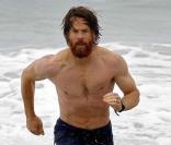 Quand Danny Moder, le mari barbu de Julia Roberts, se la joue Alerte à Malibu, on ne peut que rêver qu'il vienne nous sauver la vie ! 