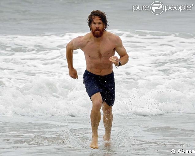 Quand Danny Moder, le mari barbu de Julia Roberts, se la joue Alerte à Malibu, on ne peut que rêver qu'il vienne nous sauver la vie ! 