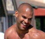 Torse nu sur la plage, Amaury Nolasco est vraiement trop sexy. Avec Michael Scofield, il est l'un des plus beaux évadés de  Prison Break  ! 