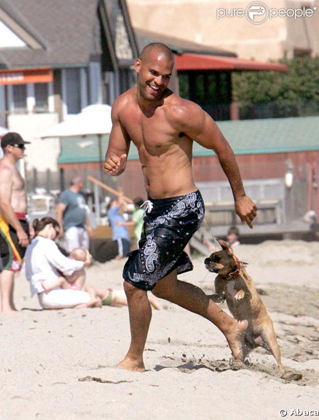 Torse nu sur la plage, Amaury Nolasco est vraiement trop sexy. Avec Michael Scofield, il est l'un des plus beaux évadés de  Prison Break  ! 
