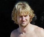 Owen Wilson devrait penser à acheter un parasol et une bonne crème solaire. Ou tour simplement à... enfiler un t-shirt ! 