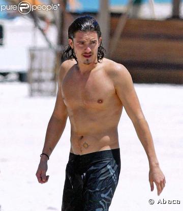 Avec ses longs cheveux, sa petite barbiche de pirate et son torse imberbe, Orlando Bloom est irrésistible ! Quand le pirate viendra-t-il nous sauver  ?