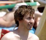James Blunt tente de ressembler à un cachet d'aspirine... Bravo, c'est réussi ! Au moins, il est sûr de ne pas entendre les filles lui chanter 