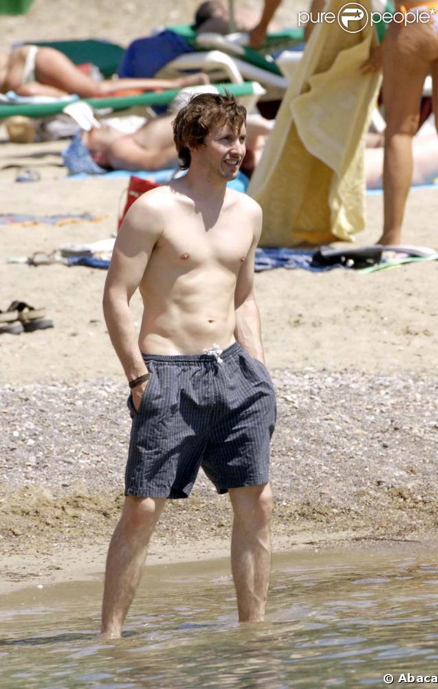 James Blunt tente de ressembler à un cachet d'aspirine... Bravo, c'est réussi ! Au moins, il est sûr de ne pas entendre les filles lui chanter 