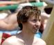 James Blunt tente de ressembler à un cachet d'aspirine... Bravo, c'est réussi ! Au moins, il est sûr de ne pas entendre les filles lui chanter "You're beautiful" ! 