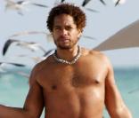 Une chose est sûre, Gary Dourdan n'est pas  Expert  en régime ! Dans la case maillot de bain, l'acteur, habituellement très sexy, peut marquer... dommage ! 
