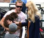 Claudia Schiffer accompagne son fils Casper à l'école