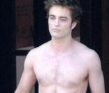 Voilà, Robert Pattinson est torse-nu sur le tournage de Twilight en Italie à Montepulciano. Quel spectacle ! 