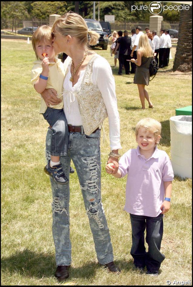 Sharon Stone et ses bouts de chou, lors du 20e Time for Heroes Carnival, pour la recherche contre le sida, à Los Angeles, le 7 juin 2009 !