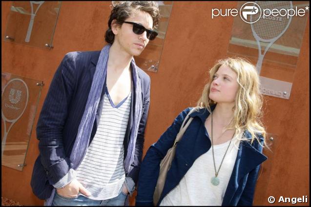 Mélanie Thierry et Raphaël à leur arrivée hier à Roland-Garros 