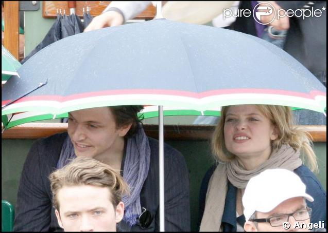 Mélanie Thierry et Raphaël ont assisté à la victoire de Federer hier à Roland-GArros 