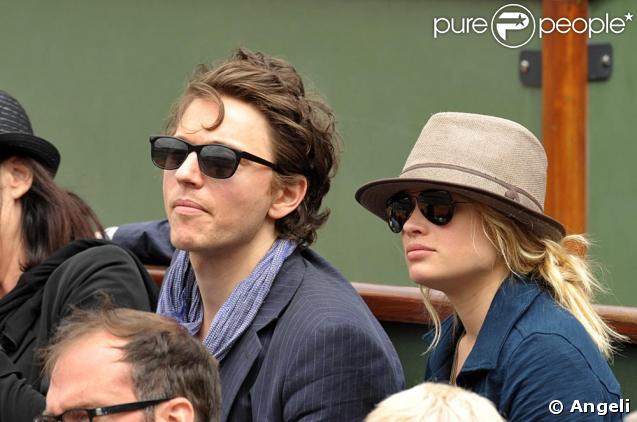 Mélanie Thierry et Raphaël ont assisté à la victoire de Federer hier à Roland-GArros 