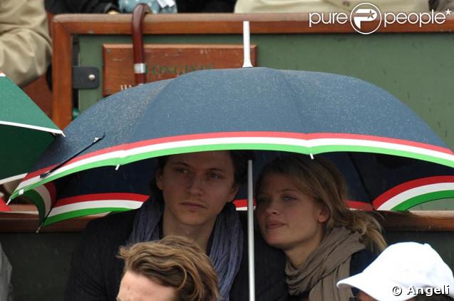 Mélanie Thierry et Raphaël ont assisté à la victoire de Federer hier à Roland-GArros 