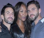 Marc Jacobs et son fiancé Lorenzo Martone entourent Naomi Campbell, lors de la soirée Vogue qui s'est tenue pendant la 53e Biennale d'Art de Venise, le 5 juin 2009 !