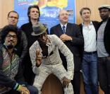 Luc Barruet, Yvan Le Bolloc'h, Jean-Paul Huchon, Antoine de Caunes, MC Solaar, Sébastien Folin et Keziah Jones, lors de la conférence de presse pour Solidays
