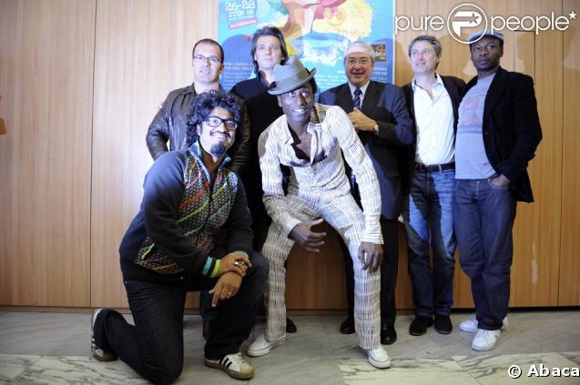 Luc Barruet, Yvan Le Bolloc'h, Jean-Paul Huchon, Antoine de Caunes, MC Solaar, Sébastien Folin et Keziah Jones, lors de la conférence de presse pour Solidays