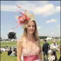 Sophie Thalmann, une reine de beauté... magnifiquement "chapeautée" au Prix de Diane !