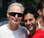 Marc Jacobs, le dr. Fred Brandt et Lorenzo Martone (au fond) le 14 juin 2009 à New York