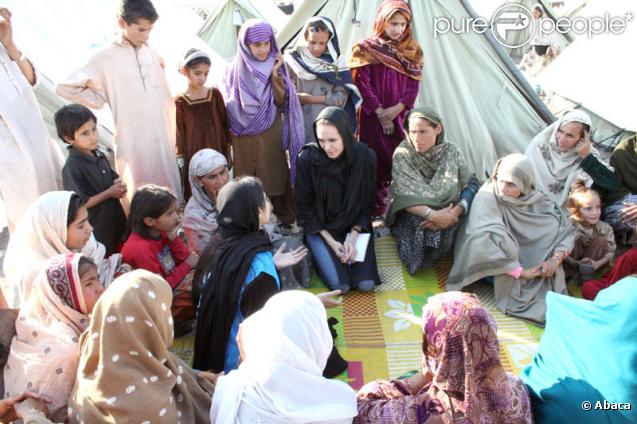 Angelina Jolie en novembre 2005 après le tremblement de terre au Pakistan 