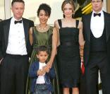 Michael Winterbottom, Marianne Pearl et son fil Adam, Angelina Jolie et Brad Pitt le 21 mai 2007 à Cannes pour la présentation d'Un Coeur invaincu