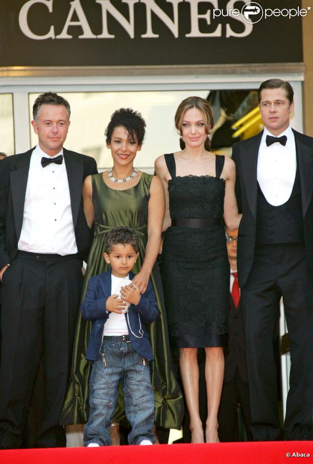 Michael Winterbottom, Marianne Pearl et son fil Adam, Angelina Jolie et Brad Pitt le 21 mai 2007 à Cannes pour la présentation d'Un Coeur invaincu