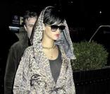 Rihanna est une vraie battante. Même lorsqu'il pleut notre jolie RiRi sait garder un look zéro défaut pour rejoindre son hôtel à New-York le 18 juin 2009