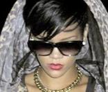 Rihanna est une vraie battante. Même lorsqu'il pleut notre jolie RiRi sait garder un look zéro défaut pour rejoindre son hôtel à New-York le 18 juin 2009