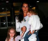 Brooke Shields et ses filles Rowan et Grier arrivant à l'aéroport de Los Angeles le 20 juin 2009