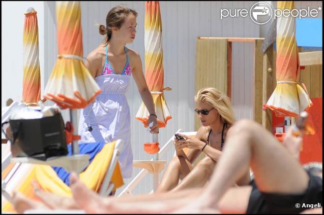 La belle Michelle Hunziker, lors de vacances à Varigotti, en Italie, le 21 juin 2009 ! 