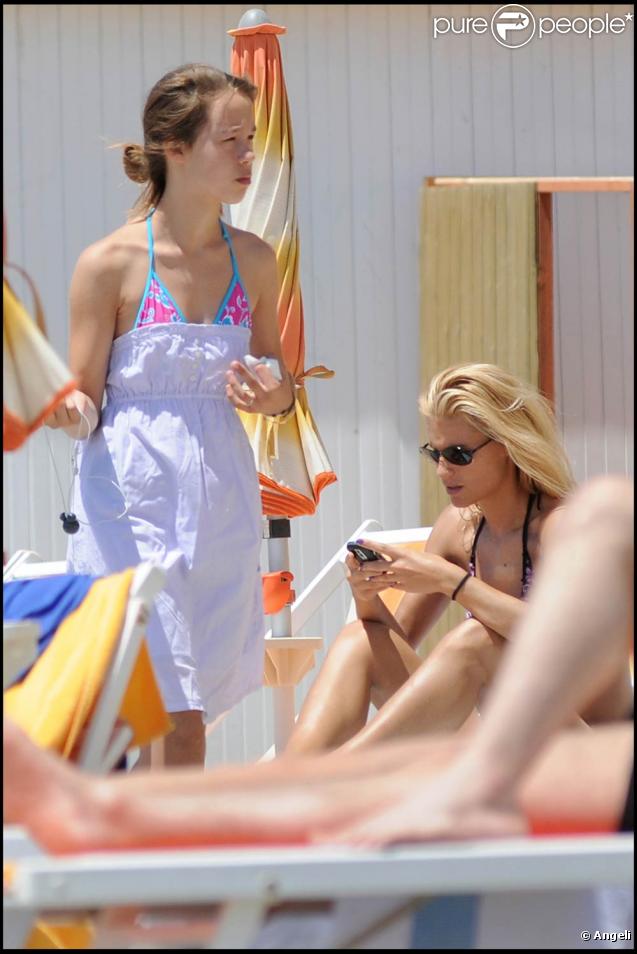 La belle Michelle Hunziker, lors de vacances à Varigotti, en Italie, le 21 juin 2009 ! 