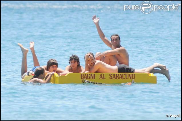 La belle Michelle Hunziker, lors de vacances à Varigotti, en Italie, le 21 juin 2009 ! 