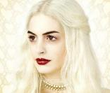 La charmante Anne Hathaway en Reine Blanche pour le Alice in Wonderland, de Tim Burton !