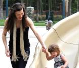 Milla Jovovich, son compagnon Paul et leur petite Ever. 22/06/09