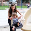 Quand la belle Milla Jovovich s'éclate au parc avec sa sublime petite fille, sous les yeux conquis de son amoureux !