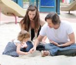 Milla Jovovich, son compagnon Paul et leur petite Ever. 22/06/09