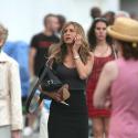 La jolie Jennifer Aniston... une vraie working girl sexy et... pieds nus en pleine rue !