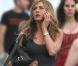 La jolie Jennifer Aniston... une vraie working girl sexy et... pieds nus en pleine rue !