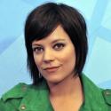 Lily Allen déforme le popotin d'une jeune femme, la queue d'un chien et... la Tour Eiffel ! Regardez !