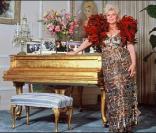 Zsa Zsa Gabor pose dans sa maison de Beverly Hills en avril 1989