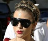 Les lunettes oversize pour Annalynne McCord et le rouge à lèvre très rouge... mariage parfait ! 
