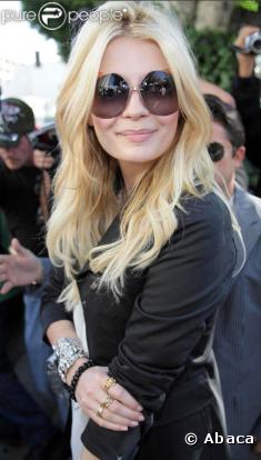 Les lunettes oversize pour Mischa Barton...mais où sont ses beaux yeux ?